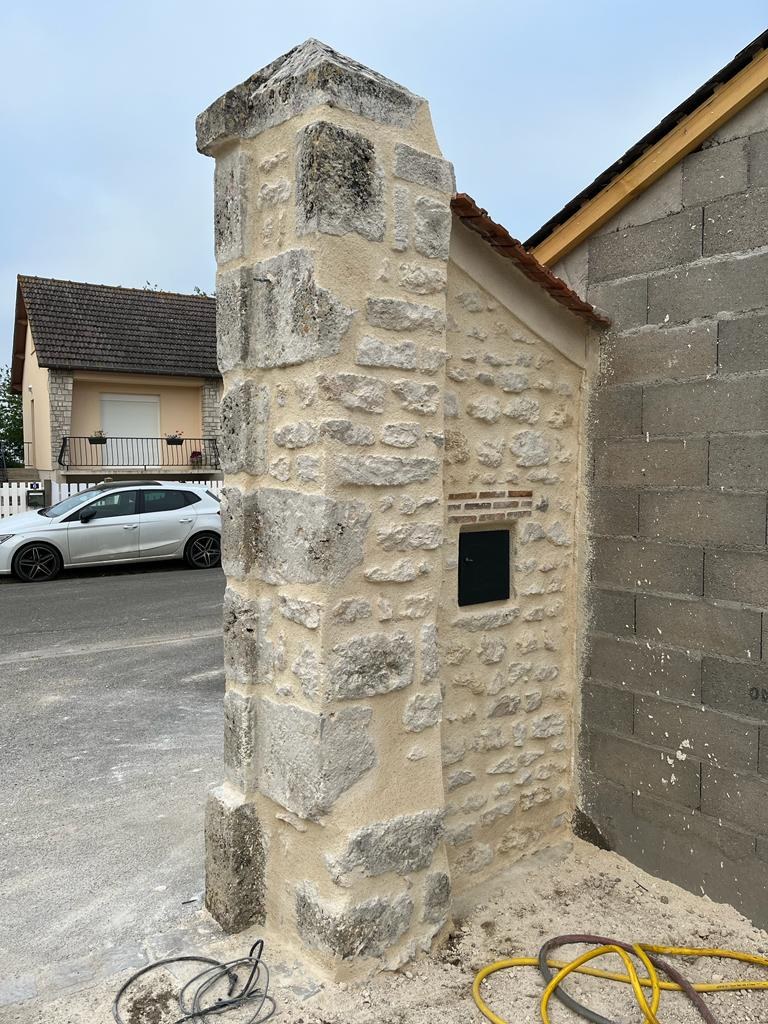 Reconstruction d'un mur de clôture en pierre