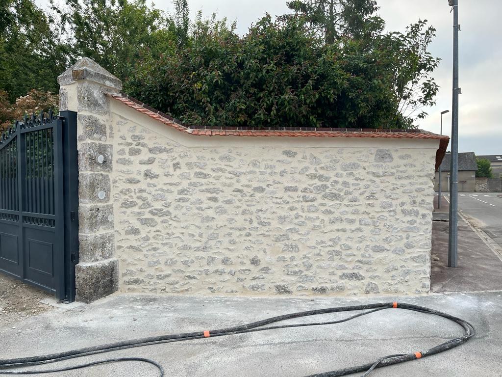 Reconstruction d'un mur de clôture en pierre