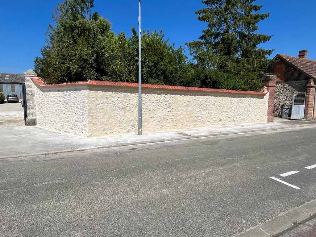 Reconstruction d'un mur de clôture en pierre
