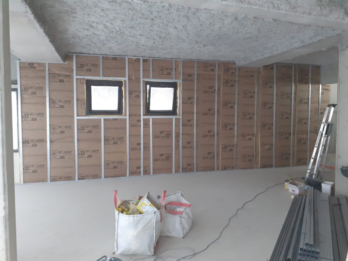 Transformation complète d'un espace brut en locaux modernes et fonctionnels