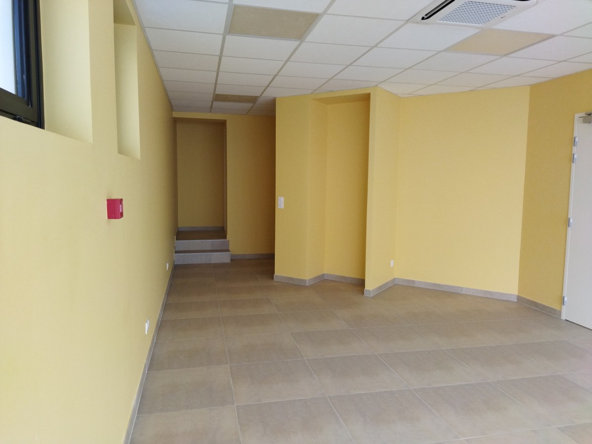 Transformation complète d'un espace brut en locaux modernes et fonctionnels