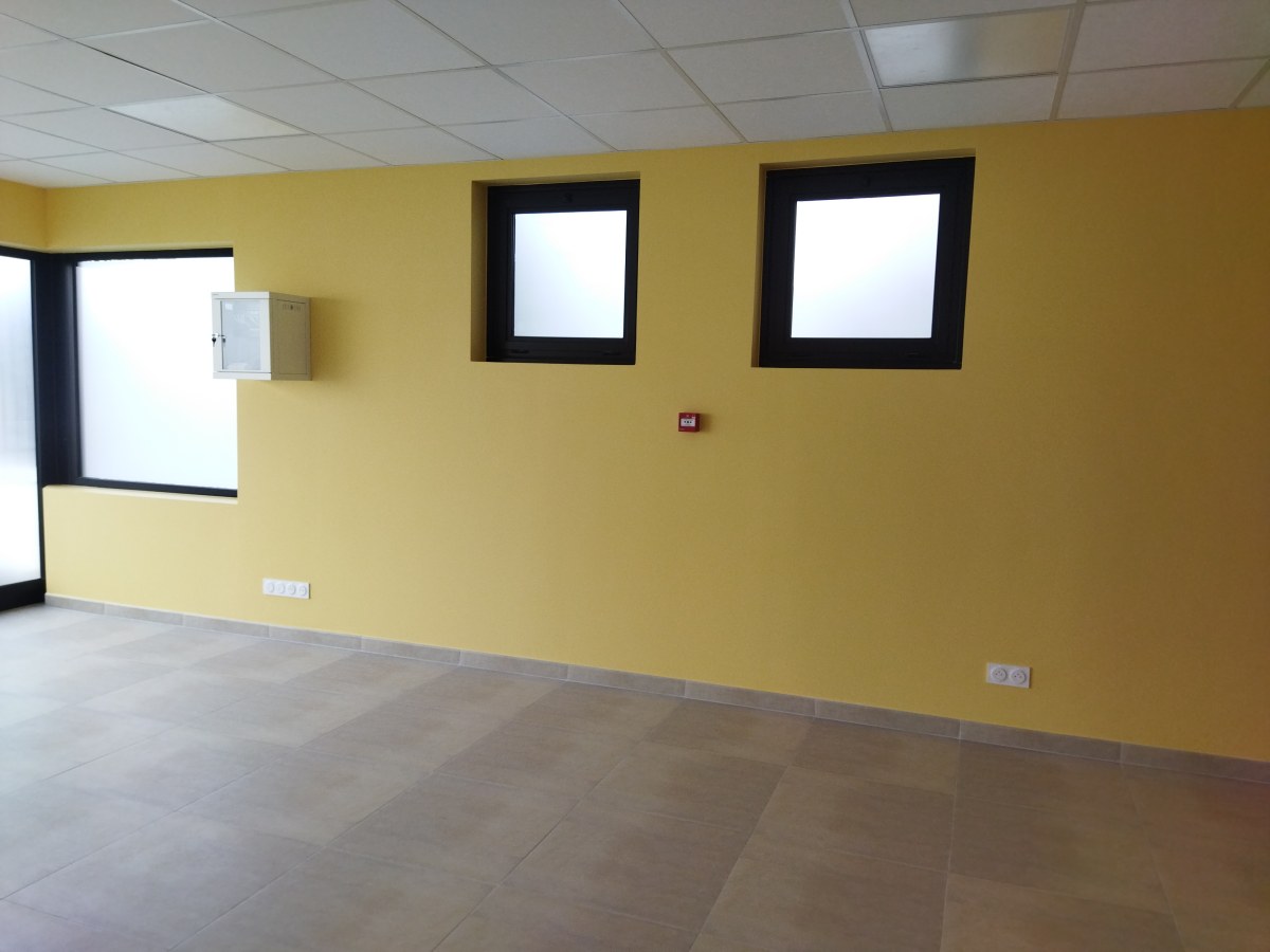 Transformation complète d'un espace brut en locaux modernes et fonctionnels
